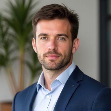 Porträt Lukas Meier, Projektleiter bei VerdeArte, fokussiert und kompetent aussehend