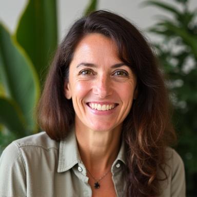 Porträt Sofia Rossi, Pflanzenexpertin bei VerdeArte, mit einem warmen Lächeln